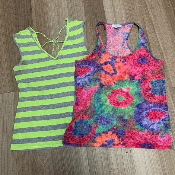 ☀️Two Tank Tops Summer or Workout Both Size Medium - Picture 1 of 4